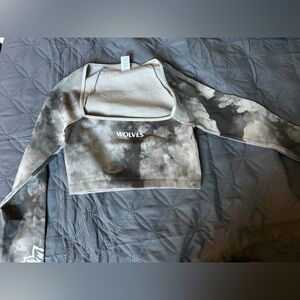 Darc Sport "WOLVES" Tie-Dye Long Sleeve Crop Top in Black and Gray